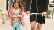 Hugh Jackman e Ava se divertem nos patinetes - The Grosby Group