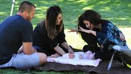 Selena Gomez baba pela irmã Gracie Elliot - Grosby Group