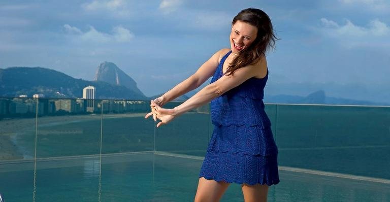 Diante da praia de Copacabana e do Pão de Açúcar, a atriz diz que vive momento de grande felicidade. No detalhe, ao lado do marido - Cadu Pilotto