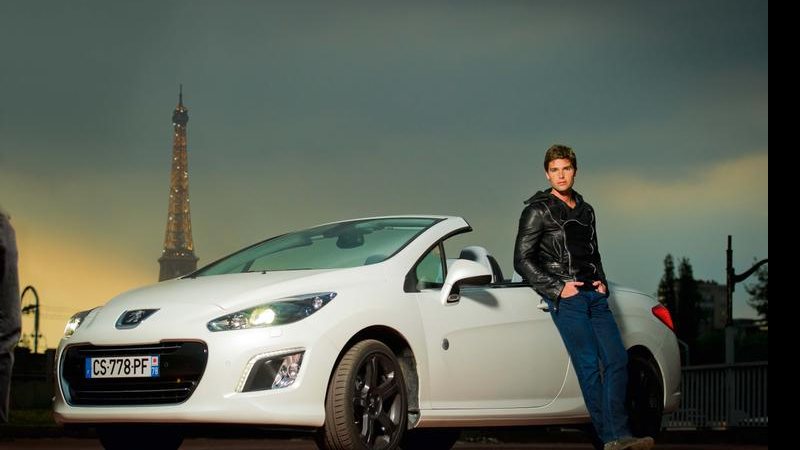 Com icônica Torre Eiffel ao fundo, o ator aproveita o anoitecer para passeio em cartões-postais da Cidade Luz no Peugeot 308 CC, versão especial Roland Garros. - Martin Gurfein