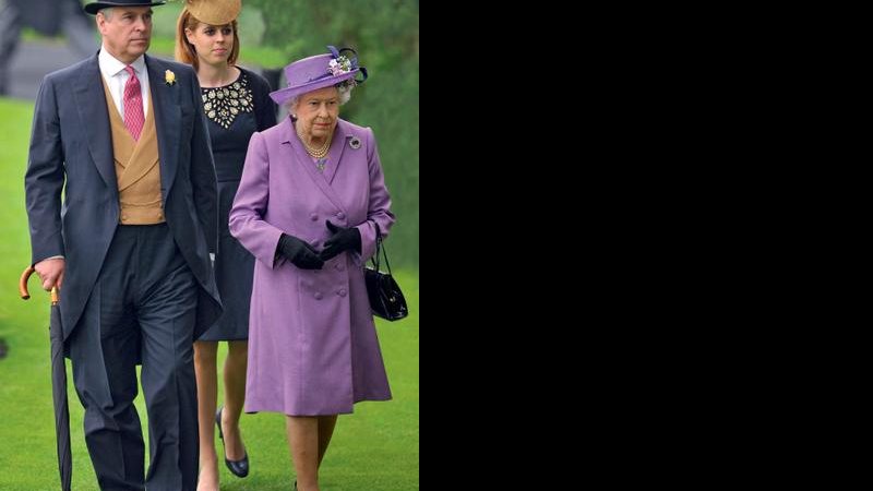 Com o filho Andrew e a neta Beatrice, a rainha da Inglaterra prestigia o Royal Ascot, torneio em que seu cavalo é campão. - Reuters