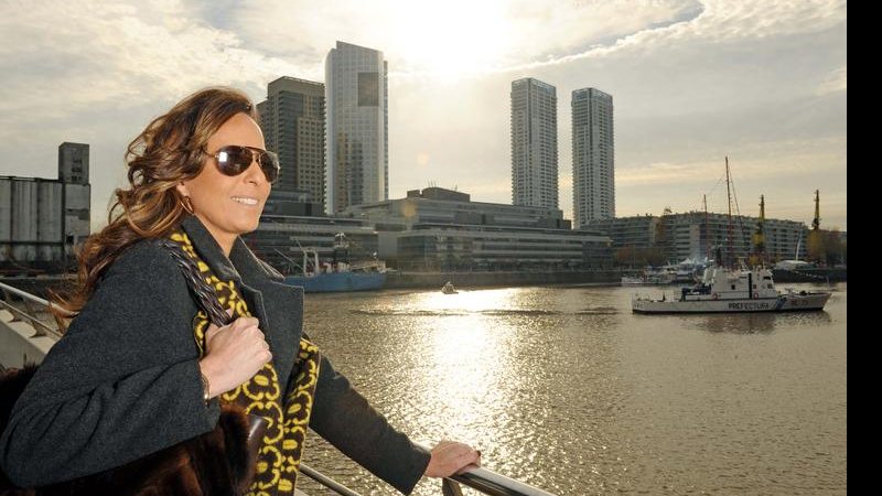 A também coreógrafa curte o visual encantador do Rio da Prata, em Puerto Madero, antes de ir ao Teatro Opera checar últimos detalhes do musical Los Locos Addams. - CARAS Uruguai