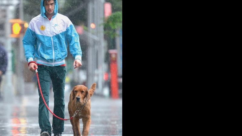 Andrew Garfield caminha com seu cachorro Ren por Nova York - Grosby Group