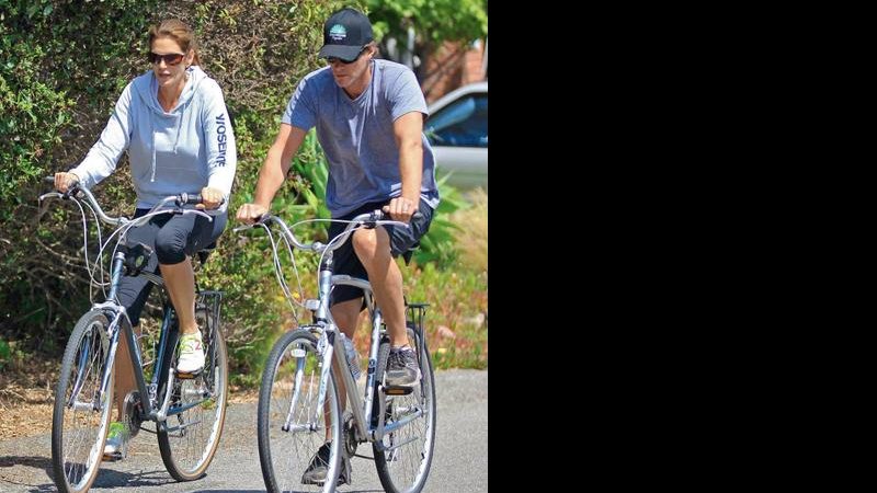 Cindy e rande passeiam de bicicleta em Malibu. - AKM-GSI