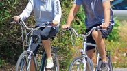 Cindy e rande passeiam de bicicleta em Malibu. - AKM-GSI