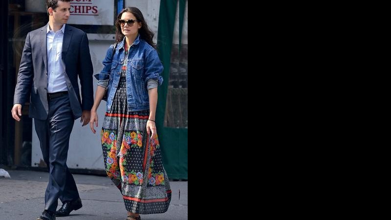 Katie Holmes ao lado do novo agente, Adam Schweitzer. - Pacific Coast Nwes/ Honopix