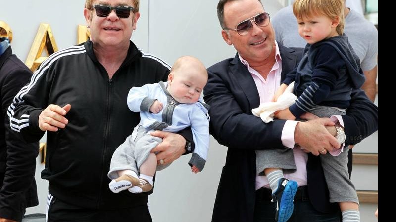 Elton John e David Furnish com os filhos, Elijah e Zachary. - The Grosby Group