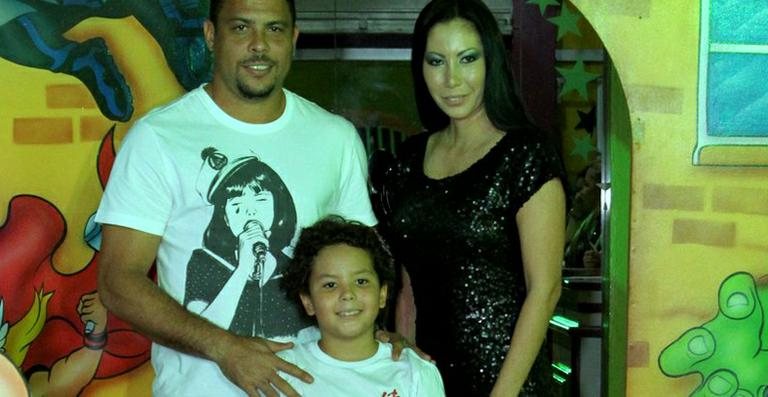 Ronaldo com Alex e Michele Umezu - Anderson Borde / AgNews