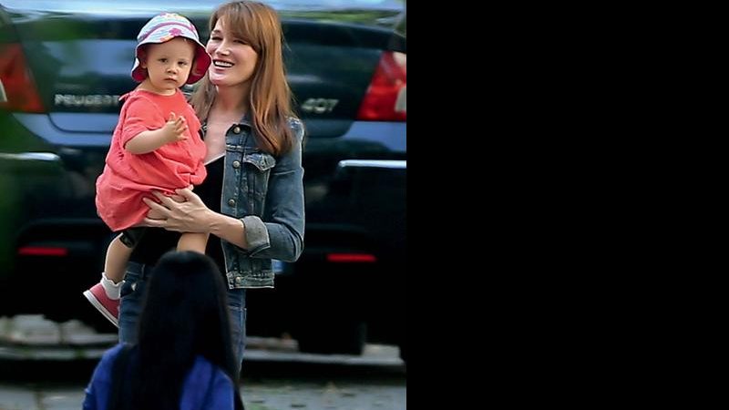 Carla Bruni leva Giulia para passeio nas ruas de Paris. - The Grosby Group