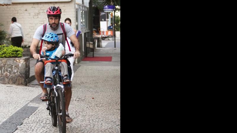 Eriberto Leão e seu filho, João, na garupa de sua bicicleta. - Márcio Honorato/HOnopix