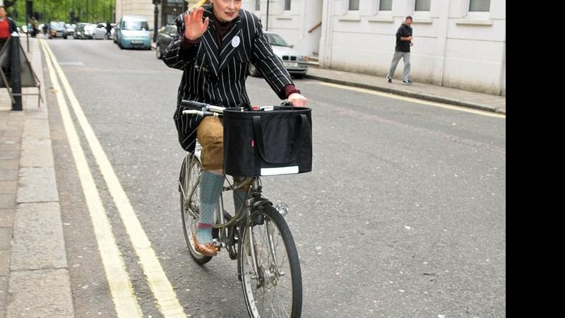 Vivienne Westwood em pedaladas sustentáveis por Londres. - Look Press