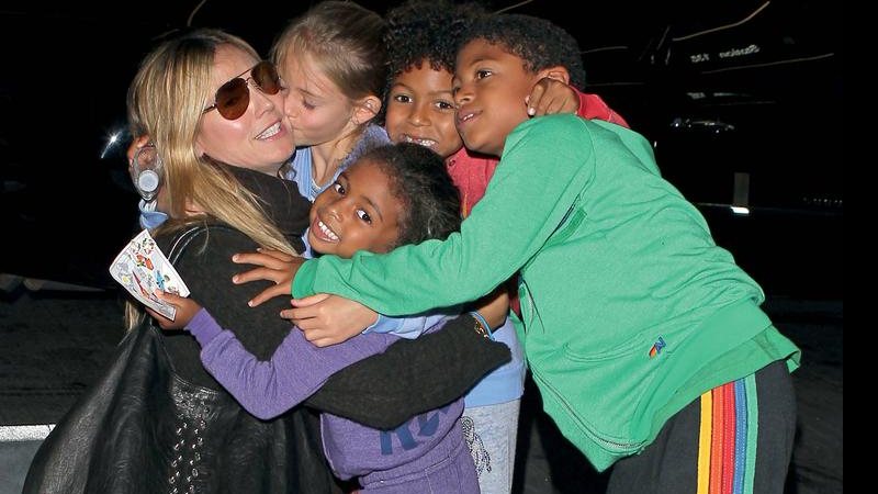 Heidi Klum ganha abraço dos filhos antes do embarque em Los Angeles. - AKM-GSI