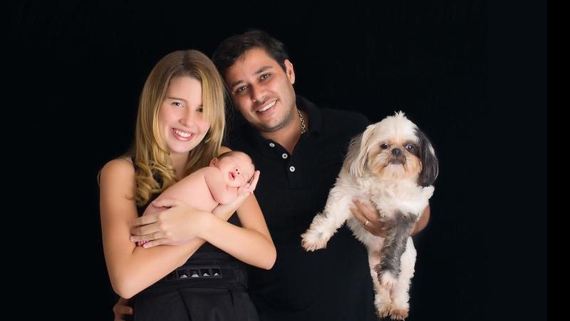 Debby Lagranha segura Duda, de 1 mês, ao lado do veterinário Leandro Franco, com o shih tzu Quinho - Paula Massoni