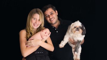 Debby Lagranha segura Duda, de 1 mês, ao lado do veterinário Leandro Franco, com o shih tzu Quinho - Paula Massoni