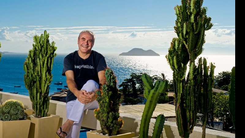 Danio no terraço de casa, com vista para a praia dos Ossos. - César Alves