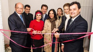 Giovanni Guido Cerri, Valéria Baraccat Gyy, Lu Alckmin, Maria Antonia Civita e Paulo Morais, à frente, e padre Juarez, Paulo Demenato Harley, ao fundo. - Maíra Vieira