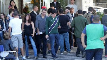 Marcelo Adnet grava pela segundo dia consecutivo numa praia do Rio de Janeiro o filme 'Muita Calma Nessa Hora 2' - Wallace Barbosa/AgNews