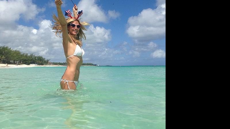 Heidi Klum posa de biquíni branco na praia - Reprodução / Instagram