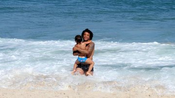 Marcelo e o filho, Enzo, se divertem na praia - Wallace Barbosa / Ag. News