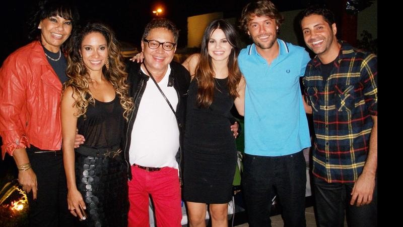 Sthefany Brito festeja 26 anos com o irmão, Kayky, e amigos. - -