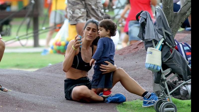 Cynthia brinca com o caçula, Rodrigo - André Freitas/AgNews