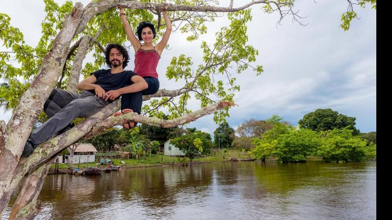 Letícia e Fernando Alves Pinto sobem em uma árvore na Ilha Tupinambarana - Samuel Chaves/S4 PHOTO PRESS