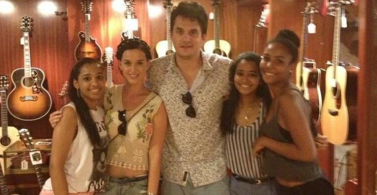 Julie Fermin com suas amigas, ao lado de Katy Perry e John Mayer - Reprodução