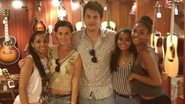 Julie Fermin com suas amigas, ao lado de Katy Perry e John Mayer - Reprodução