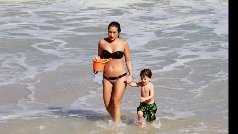 Sequinha, com 54kg em 1,65m, a apresentadora e atriz, que prática a hot yoga, se diverte com seu único filho na praia de Grumari, no Rio. - Dilson Silva/AgNews