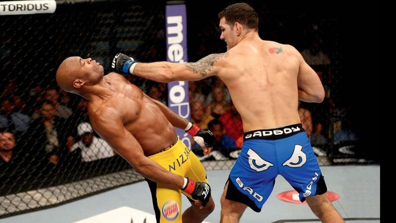 Spider perde cinturão para Chris Weidman. - Donald Miralle e Josh Hedges/Zuffa LLC/ Zuffa LLC via Getty Images