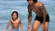 Marcelo Vieira com o filho, Enzo, no mar de Ipanema, no Rio. - Wallace Barbosa/Agnews