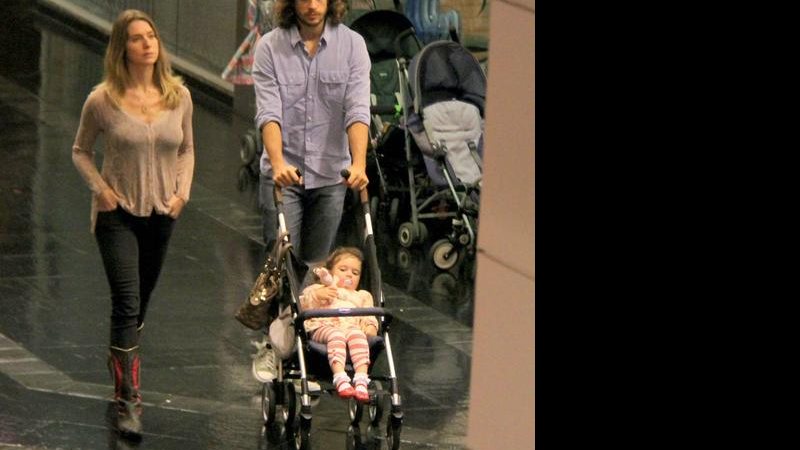 Letícia Spiller e família em shopping no Rio. - Daniel Delmiro/AgNews