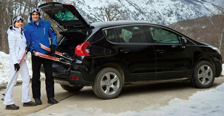 Em Chillán, Maria Luiza e Giba se preparam para tour na neve a bordo do Peugeot 3008. Expert no esqui, Malu auxilia Giba no snowboard - Selmy Yassuda