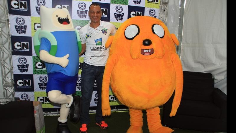 Cafu com personagens da Hora de Aventura - Divulgação