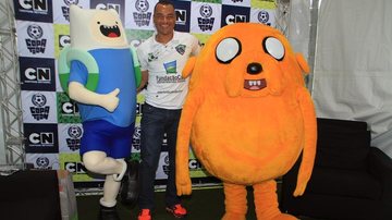 Cafu com personagens da Hora de Aventura - Divulgação