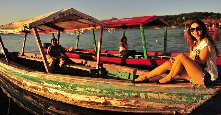 No cais da Ilha de Flores, Sthefany contempla a paisagem e reflete sobre as diferenças entre ela e Amaralina, a sua personagem de alma desbravadora - TV Globo/João Miguel Júnior