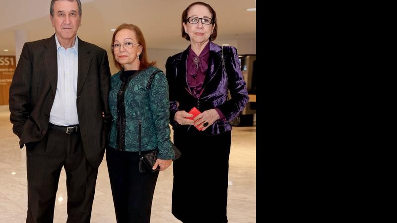 Ao lado da mulher, Leila, e de Fernanda Montenegro, Parreira prestigia a abertura do Teatro Bradesco no
Rio, com apresentação da companhia suíça La Verità. - Alex Palarea e Felipe Panfili/Agnews