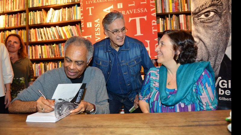 Gilberto Gil da autógrafos para Caetano Veloso e a jornalista Regina Zappa. - Paulo Mumia