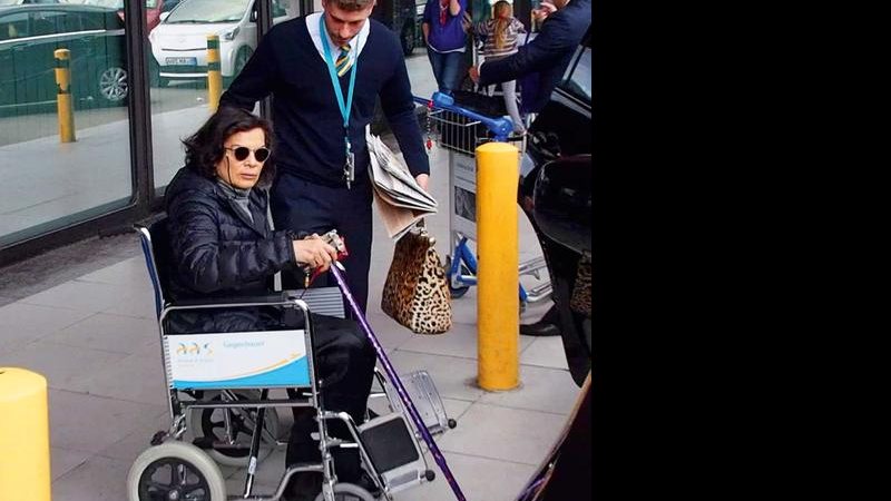 Bianca Jagger pede auxílio no aeroporto. - Chad Buchanan/Filmmagic