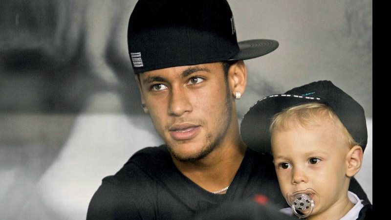 Neymar e filho, Davi Lucca, assistem jogo em Santos. - Ana Vianna/Brazil Photo Press