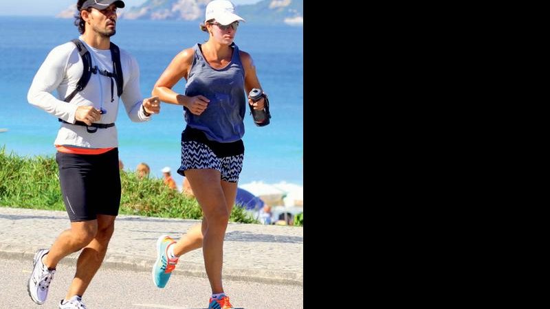 Juliano e Letícia em manhã de exercícios na praia da Barra, Rio. - Henrique Oliveira/Foto Rio News