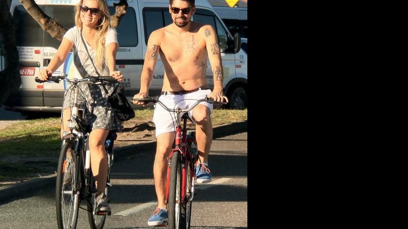 Juliana e Flavio pedalaram na orla da Barra da Tijuca, Rio. - Julio Cesar/Agnews e Gabriel Rangel/Agnews