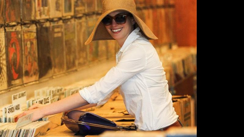 Anne Hathaway procura discos de vinil em Los Angeles. - AKM-GSI/AKM-GSI