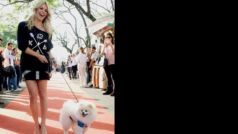 Karina Bacchi com seu mascote. - Katia Lombardo e Rafael Renzo