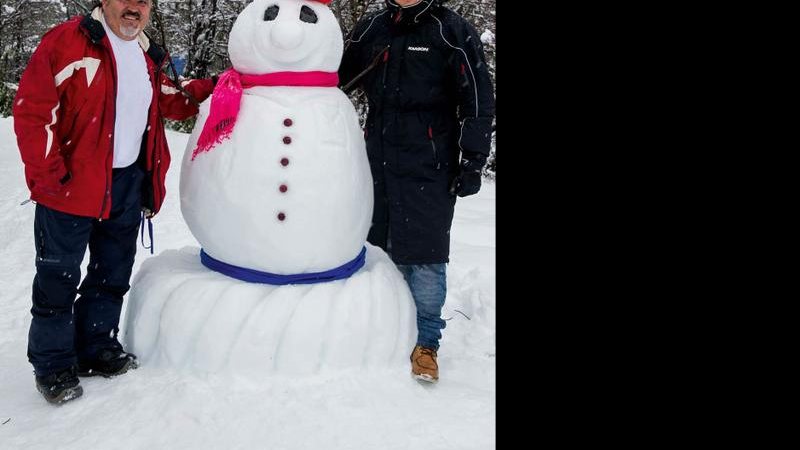 Dupla faz um boneco de gelo na neve. - Cadu Pilotto e Jaime Borquez