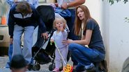 Carla Bruni e filha em Paris. - KCS/The Grosby Group