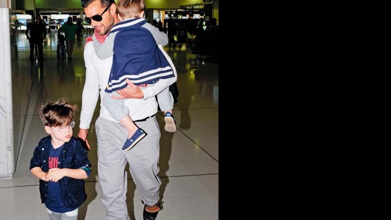 Ricky Martin com os filhos gêmeos, Matteo e Valentino. - Inf Photo/The Grosby Group