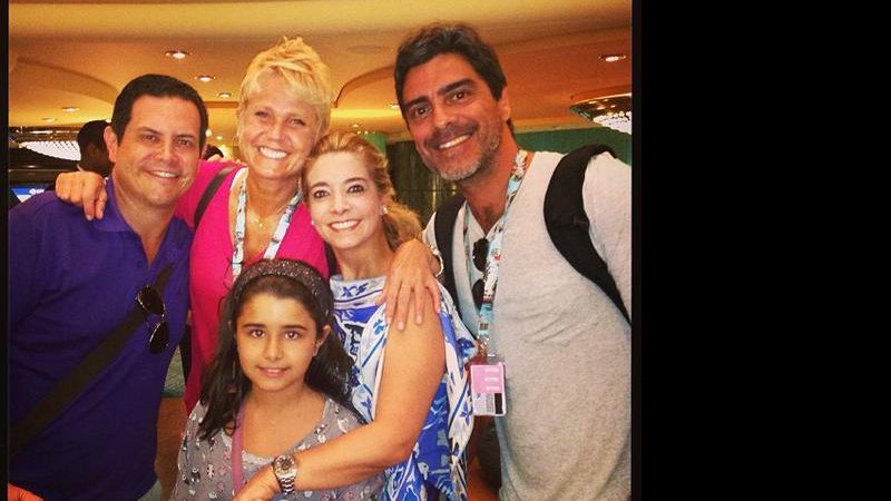 Xuxa e Junno com a dermatologista Karla Assed e sua família - Instagram/Reprodução