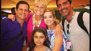 Xuxa e Junno com a dermatologista Karla Assed e sua família - Instagram/Reprodução