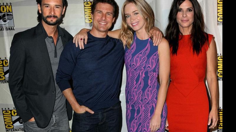 Na Comic-Con, em San Diego, o ator promove a sequência de 300 e posa com Tom Cruise, Emily
Blunt e Sandra Bullock. - Albert L. Ortega/Getty Images e Kevin Winter/Getty Images